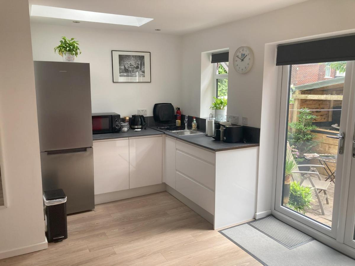 Beautiful Detached Private Annex In Great Location Lägenhet Manchester Exteriör bild